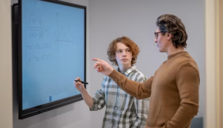 Efektywne Wykorzystanie Technologii: Szkolenie z Monitorów Interaktywnych i Tablic Multimedialnych