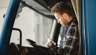 Czas Pracy Kierowców w Transporcie Drogowym – Najnowsze Obowiązki i Wyzwania dla Pracodawców